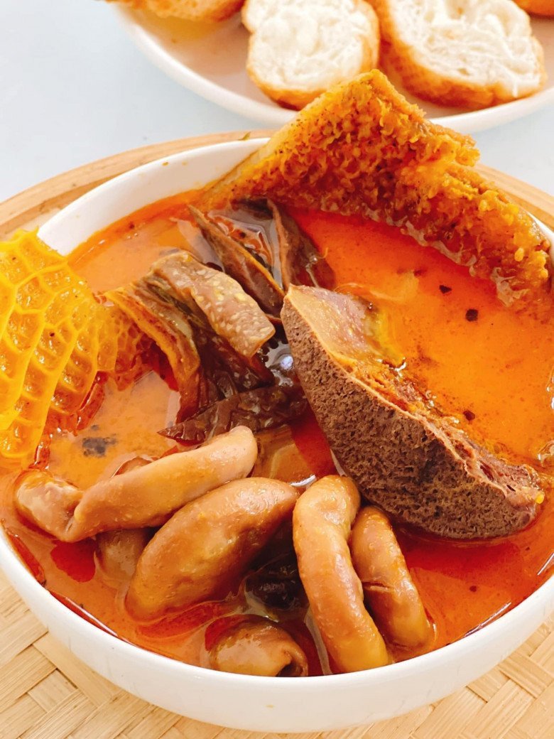 Lòng bò đã sơ chế sạch sẽ và thái miếng vừa ăn