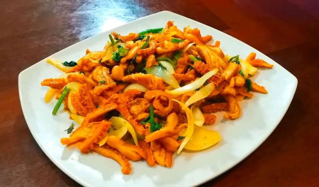 Lòng bò xào cà ri vàng ươm, một công thức xào lòng bò mềm lạ miệng.