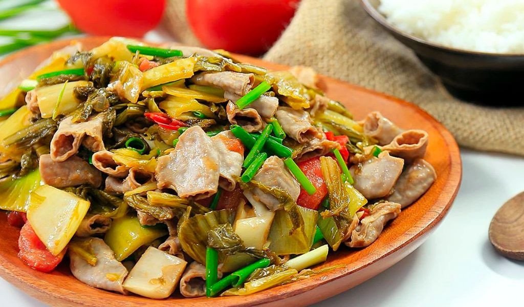 Lòng bò xào dưa chua đậm đà hương vị, một cách chế biến lòng bò mềm được yêu thích.