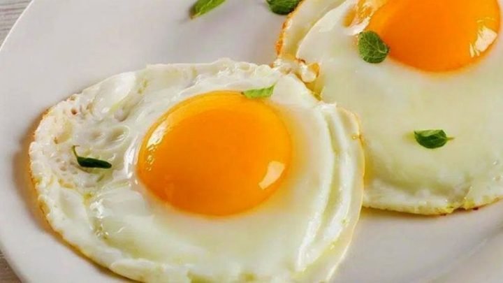 Lòng đỏ trứng gà giàu chất dinh dưỡng và cholesterol tốt, một phần quan trọng khi tính 100g trứng rán bao nhiêu calo