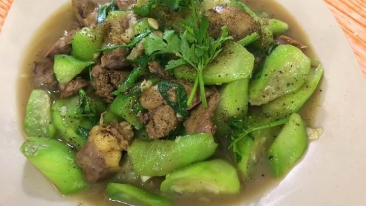 Lòng gà xào mướp hương thơm ngọt