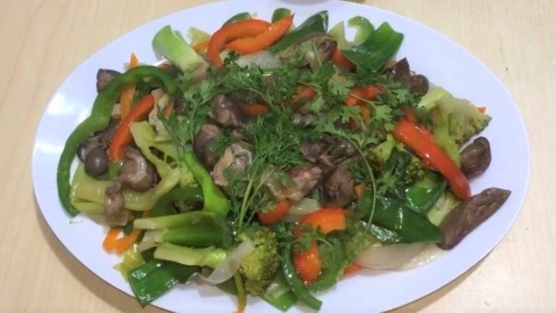Lòng gà xào thập cẩm đẹp mắt