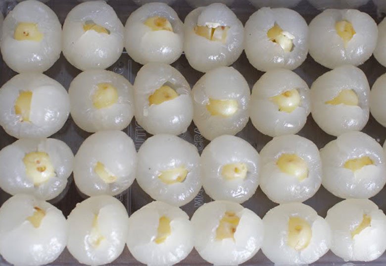 Lồng hạt sen vào cùi nhãn để nấu chè