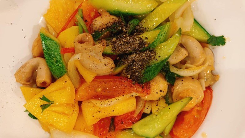 Lòng heo xào chua ngọt với dứa và cà chua tươi