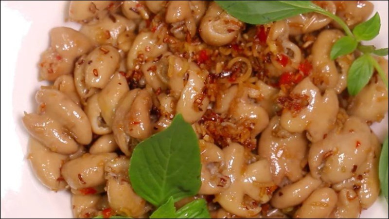 Lòng heo xào sả ớt cay nồng trên đĩa trắng