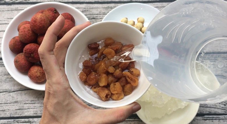 Long nhãn tươi được sơ chế, tách hạt một cách tỉ mỉ để giữ cùi nguyên vẹn
