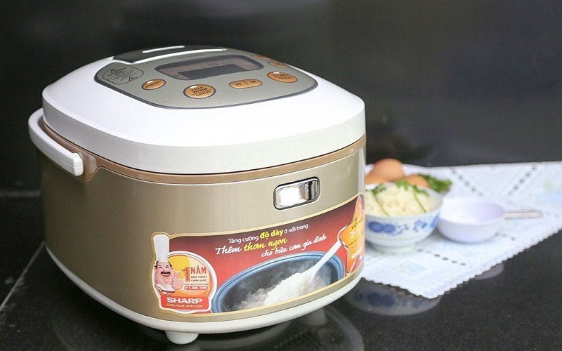 Lòng nồi chống dính và thân nồi cơm điện Sharp cao cấp