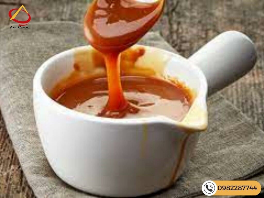 Lớp caramel vàng óng cho đế bánh flan nướng