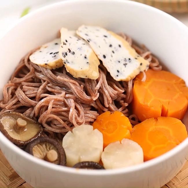 Lựa chọn bánh phở gạo lứt giúp giảm calo và tăng chất xơ trong phở trộn