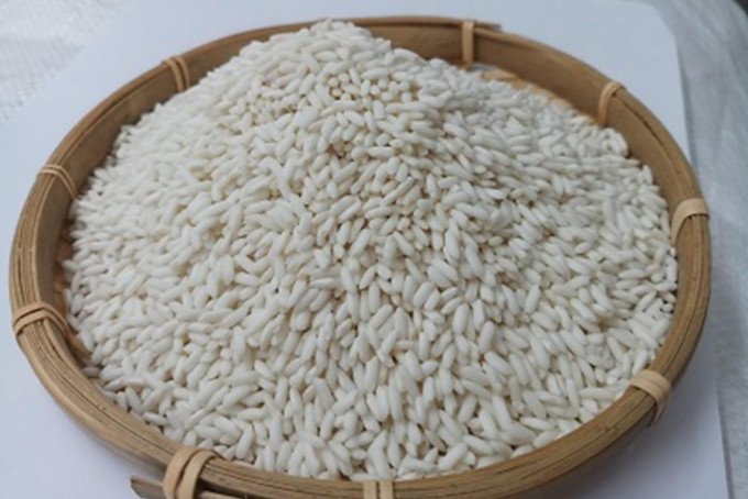 Lựa chọn gạo nếp và nước cốt dừa chất lượng để nấu xôi nước cốt dừa bằng xửng hấp