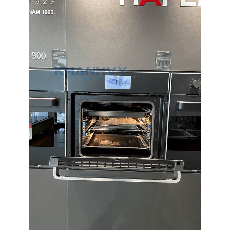 Lựa chọn khay nướng phù hợp trong lò để đảm bảo thịt chín đều và ngon