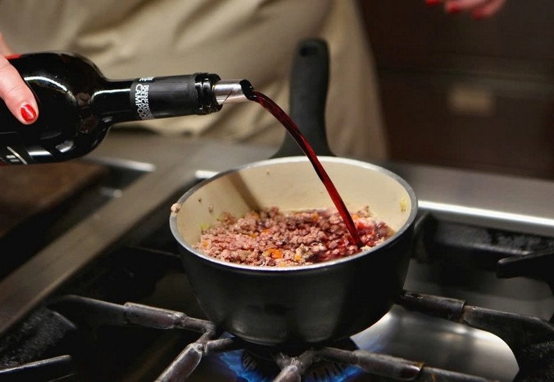 Lựa chọn rượu vang đỏ cho món sốt vang gân bò