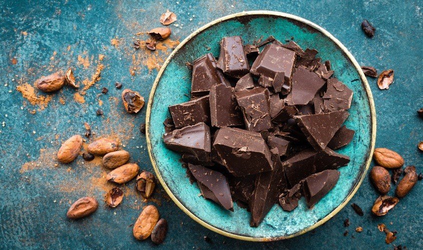 Lựa chọn socola đen 70% cacao nguyên chất, ít đường để giảm cân hiệu quả