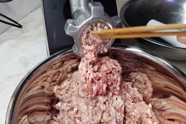 Lựa chọn thịt băm tươi mới cho món cháo bí đỏ