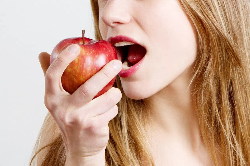 Lựa chọn trái táo xanh nhỏ từ rổ trái cây để bổ sung dinh dưỡng hàng ngày.