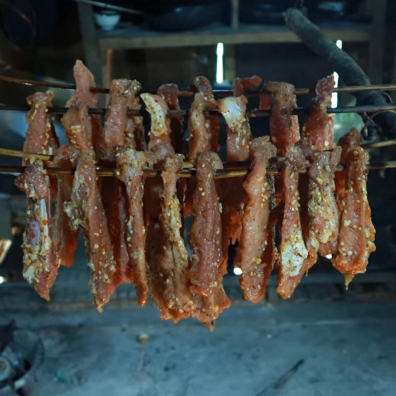 Lửa củi hồng hun khói nhẹ nhàng làm khô và thấm vị thịt gác bếp