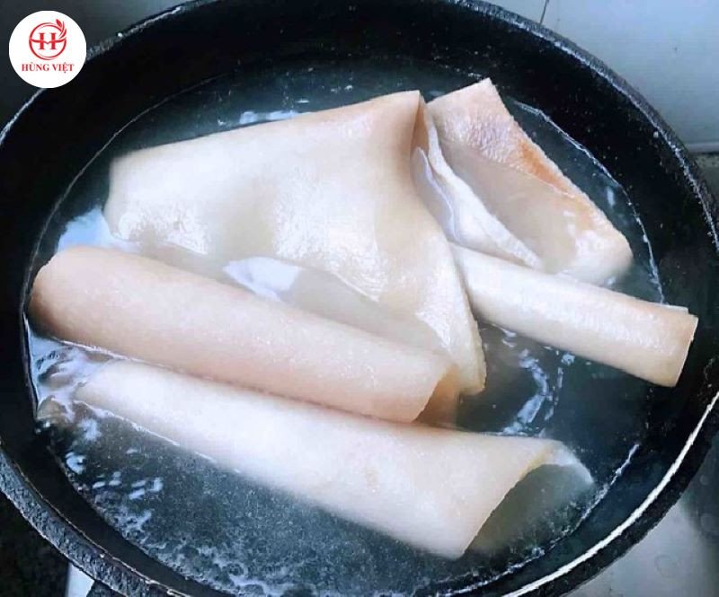 Luộc bì heo để làm nem từ thịt lợn sống thêm dai giòn