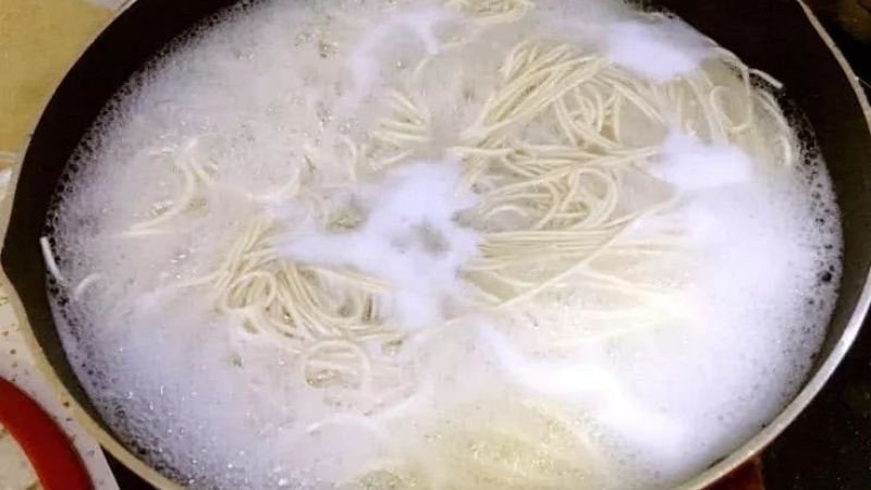 Luộc bún nưa nhanh trong nước sôi