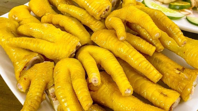Luộc chân gà kỹ để đảm bảo vệ sinh và độ ngon