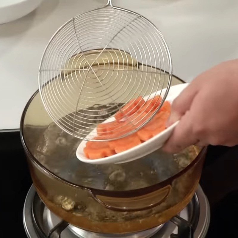 Luộc củ sen để giữ độ giòn