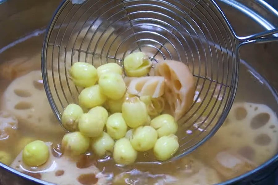 Luộc củ sen và hạt sen cho sâm bổ lượng