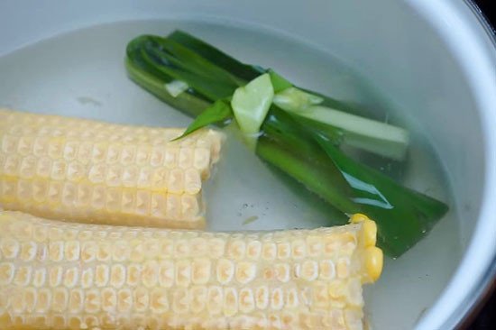Luộc cùi ngô để làm nước cốt ngọt thanh cho chè ngô nếp