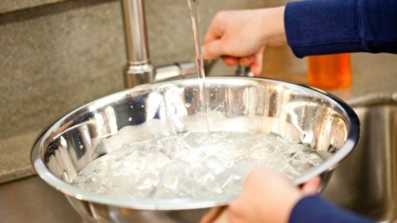 Luộc dạ dày bò với gừng, muối và rượu trắng để tăng hương vị và độ mềm