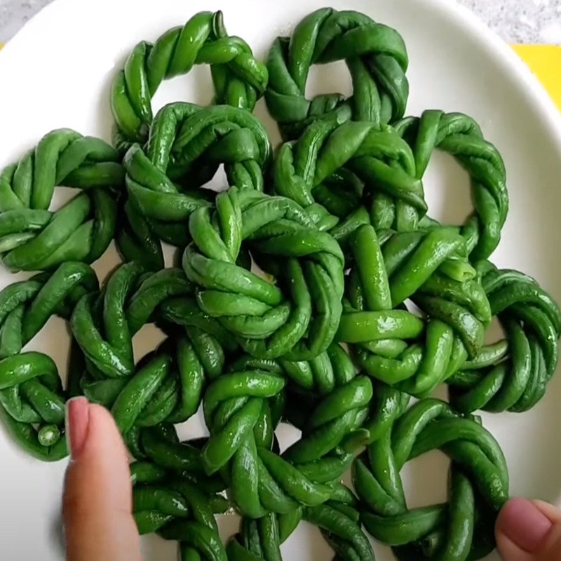 Luộc đậu đũa và tạo hình đẹp mắt