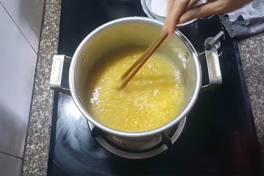 Luộc đậu xanh nhừ để làm chè đậu thập cẩm