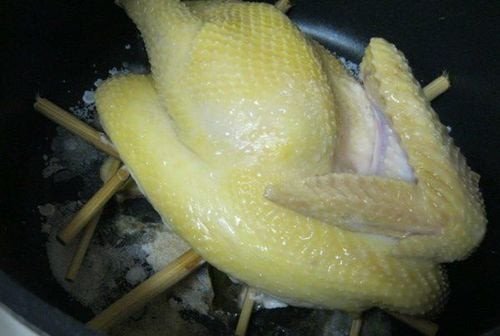 Luộc gà bằng nồi cơm điện tiện lợi