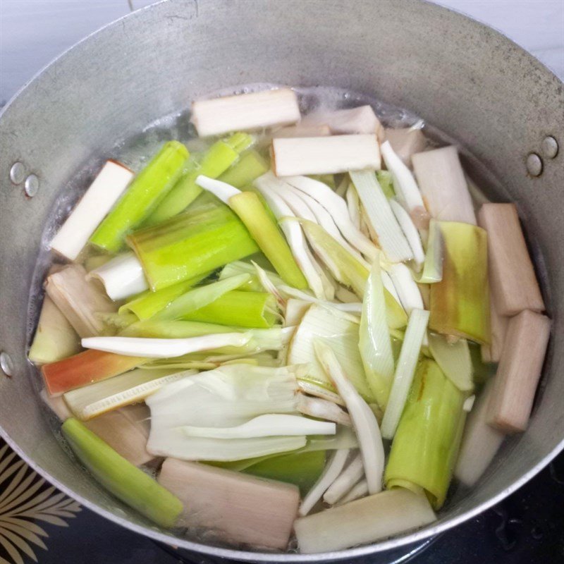 Luộc hoa chuối để loại bỏ vị chát