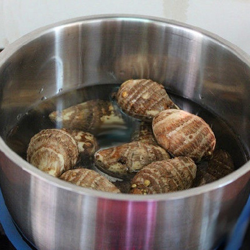 Luộc khoai môn nguyên củ cho món chiên xù