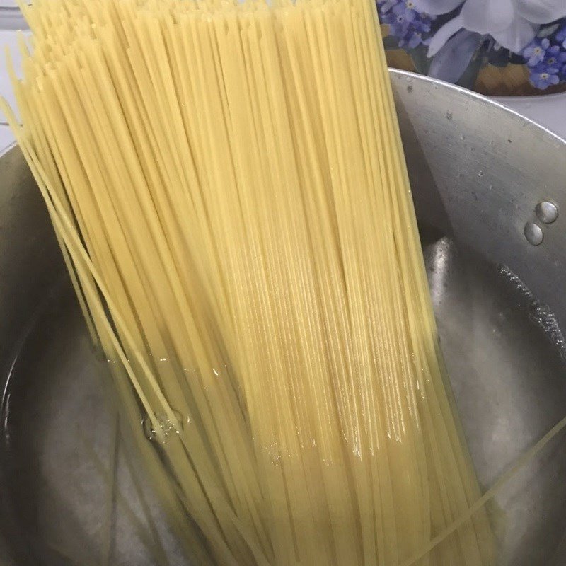 Luộc mì spaghetti dai ngon