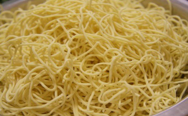 Luộc mì tươi cho món mì vịt tiềm