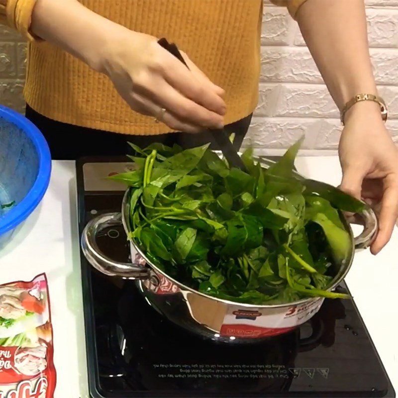 Luộc rau lang trong nước muối để giữ màu xanh