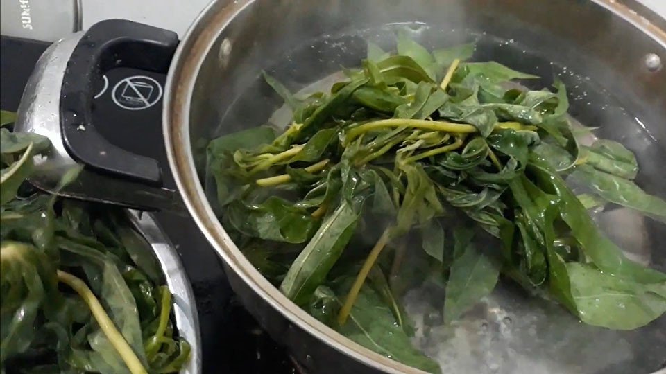 Luộc rau sắn tươi