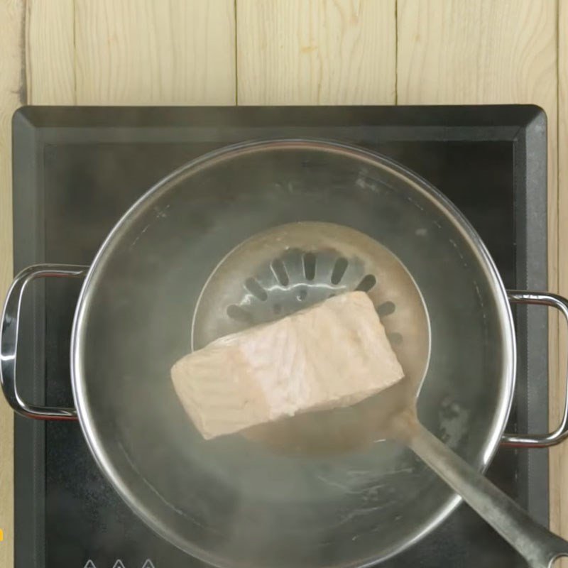 Luộc sơ cá hồi trong nồi