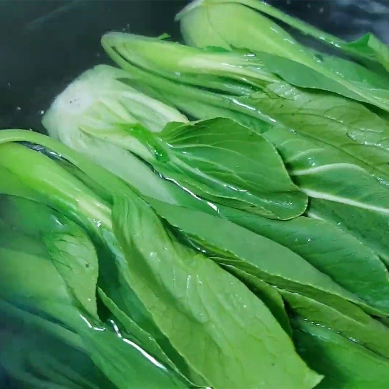 Luộc sơ cải chíp để giữ màu xanh