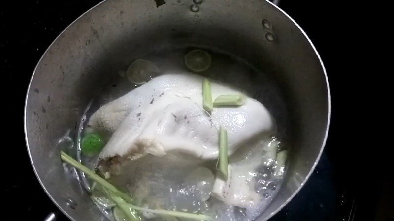 Luộc sơ dạ dày bò trong nước sôi có gừng và chanh