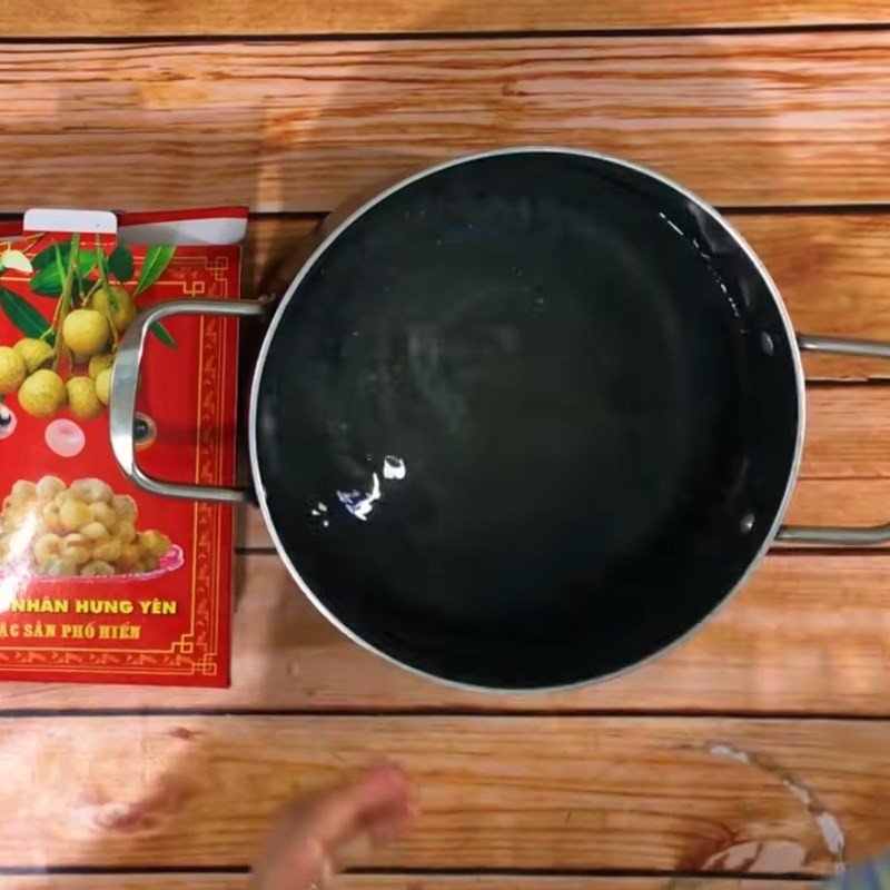 Luộc sơ hạt sen trước khi ninh cho chè nhãn nhục đường phèn