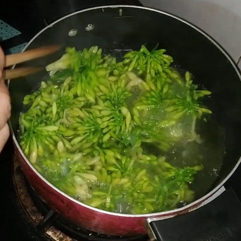 Luộc sơ hoa đu đủ đực để giảm vị đắng tự nhiên