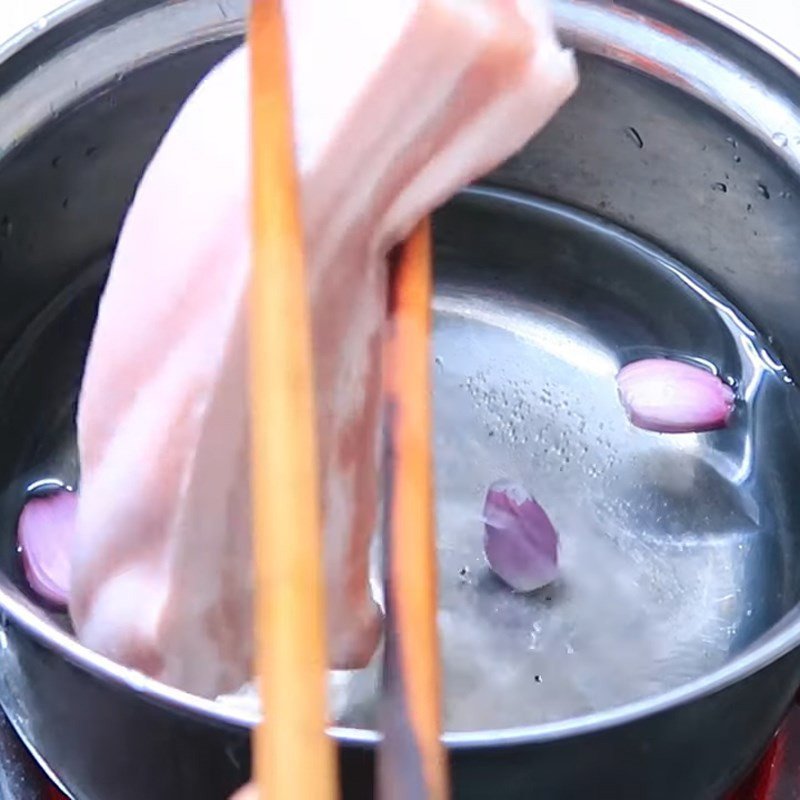 Luộc thịt ba chỉ để chuẩn bị cho món gỏi đu đủ tôm thịt