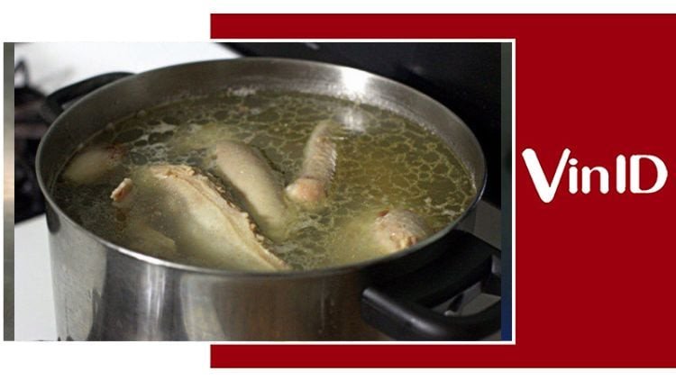 Luộc thịt vịt để lấy nước dùng ngọt thanh cho món bún măng vịt măng khô