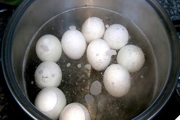 Luộc trứng vịt làm thịt kho tàu