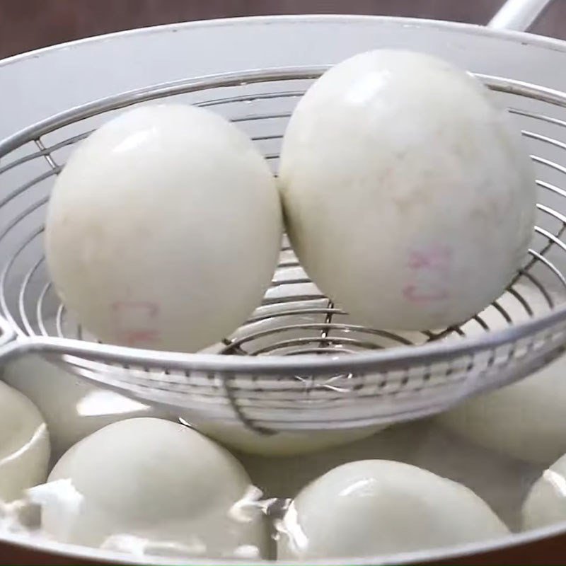 Luộc trứng vịt lộn cẩn thận