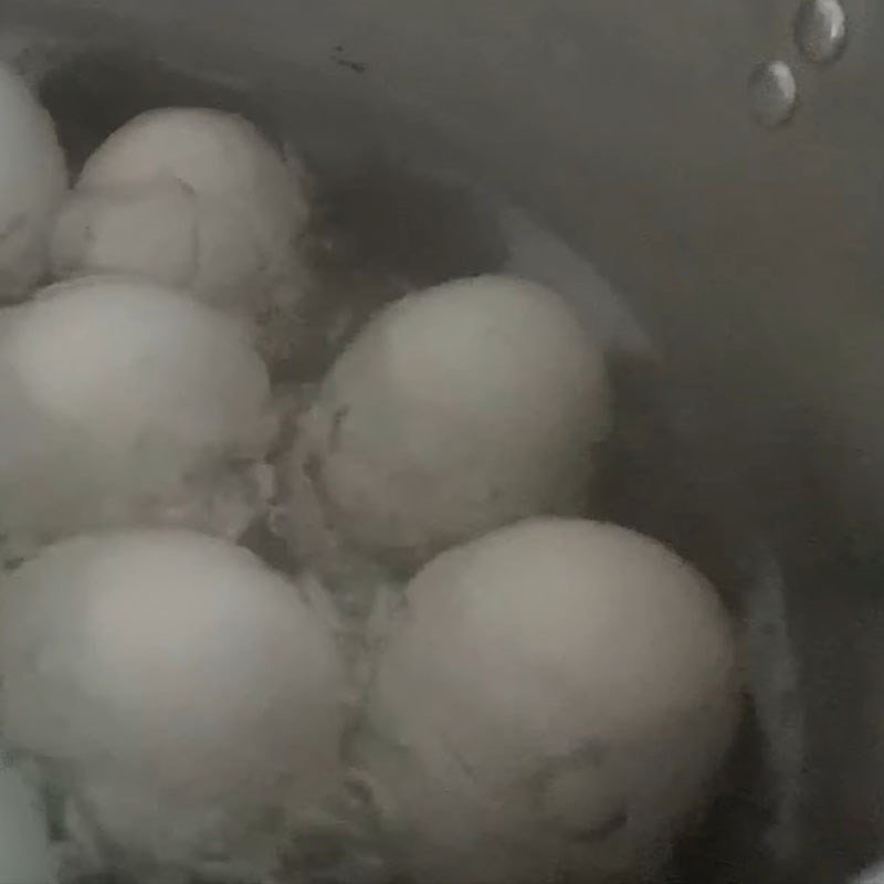 Luộc trứng vịt lộn cho món canh bầu hột vịt lộn rau răm