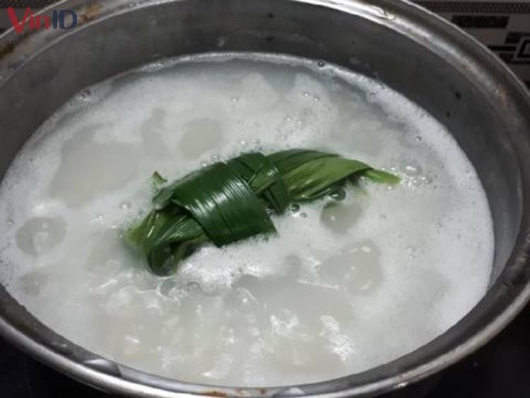 Luộc viên khoai mì mềm dẻo cho món chè đường thốt nốt
