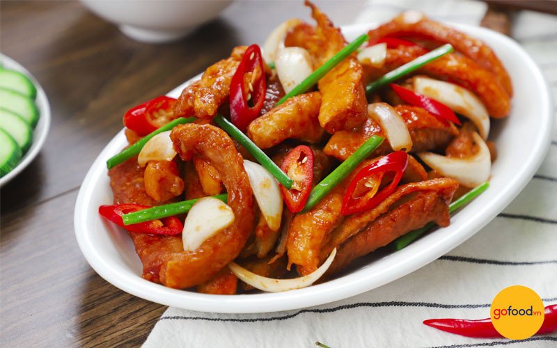 Lườn cá hồi chiên vàng sốt chua ngọt đậm vị