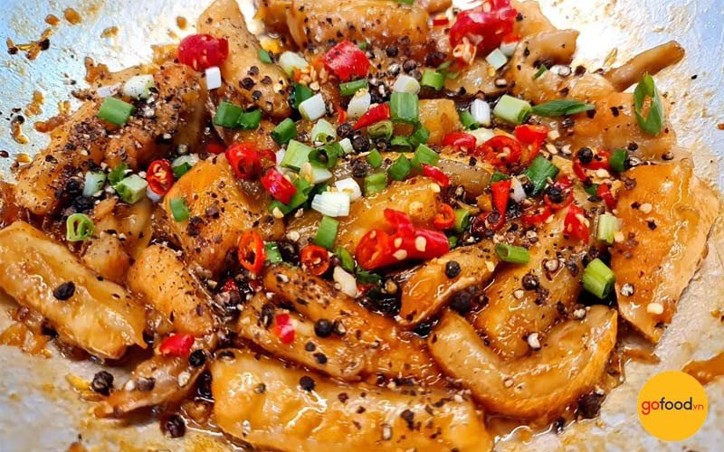 Lườn cá hồi kho tộ chuẩn vị truyền thống