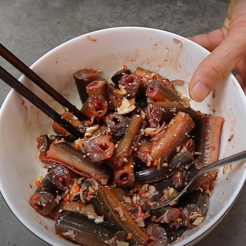 Lươn đang được tẩm ướp đậm đà cùng các loại gia vị đặc trưng